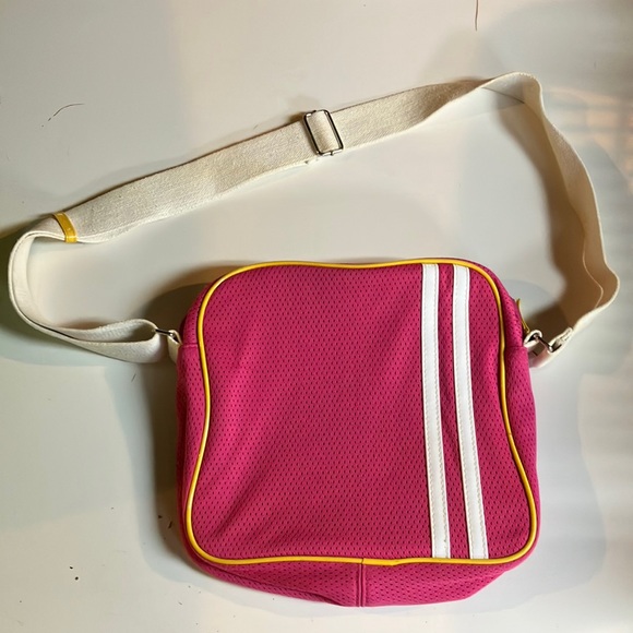 Sporty pink purse - Picture 1 of 7